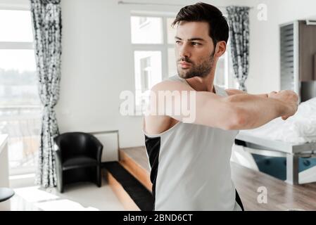 Beau barbu qui s'efforce à la maison Banque D'Images