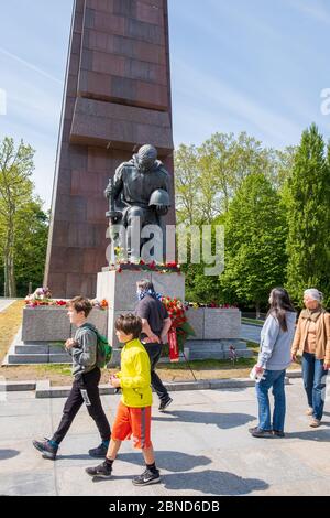 Les foules se rassemblent au monument commémoratif de guerre du parc Treptower à Berlin pour le 75e anniversaire de la fin de la deuxième Guerre mondiale le 8 mai 2020 Banque D'Images