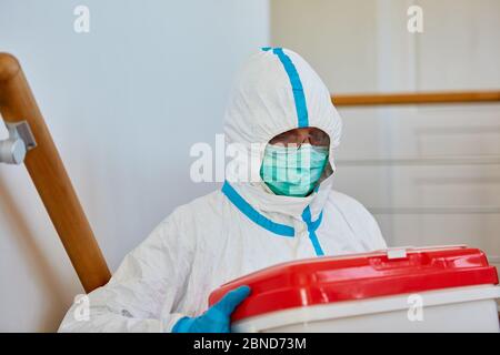 Medic dans des vêtements de protection pendant le transport de dons d'organes pour la chirurgie en clinique Banque D'Images