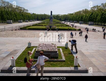 Les foules se rassemblent au monument commémoratif de guerre du parc Treptower à Berlin pour le 75e anniversaire de la fin de la deuxième Guerre mondiale le 8 mai 2020 Banque D'Images