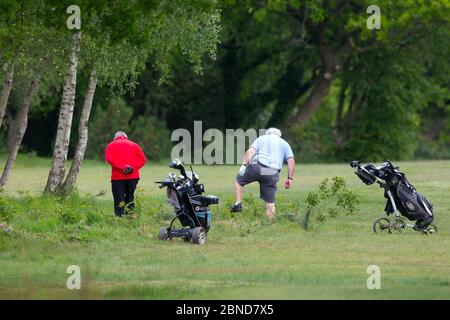 Les golfeurs recherchent leurs balles au Woodford Golf Club dans le nord de Londres sur le nouveau terrain après un changement dans les conseils du gouvernement pendant le Coron Banque D'Images