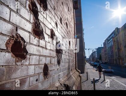 Dégâts de la bataille de Berlin sur le mur du pont S-Bahn dans le centre de Berlin, Allemagne Banque D'Images