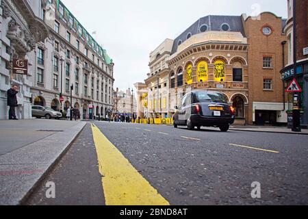 Taxi devant le théâtre Lyceum Banque D'Images