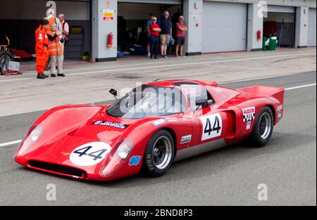 Steve Hodges, dans son Rouge, 1970, Chevron B16 dans le National Paddock en attendant le début de la session de qualification pour la HSCC Thundersports Race Banque D'Images