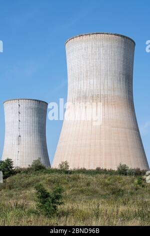 Tours de refroidissement, centrale nucléaire de Tihange à Huy / Hoei, Liège / Luik, Belgique, août 2015 Banque D'Images