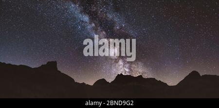 Milky Way et son cœur sur les montagnes à Sierra de Gredos, Avila, Espagne Banque D'Images