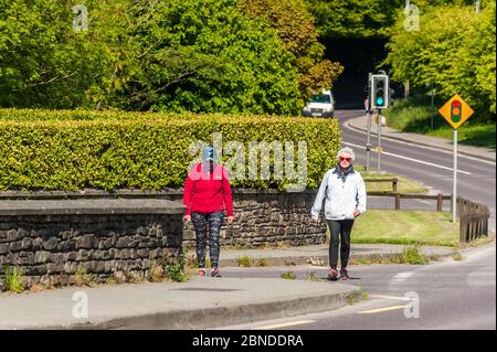 Clonakilty, West Cork, Irlande. 14 mai 2020. Deux femmes marchent à Clonakilty cet après-midi, semblant se conformer aux directives de distanciation sociale établies par le gouvernement en raison de la pandémie Covid-19. Crédit : AG News/Alay Live News Banque D'Images