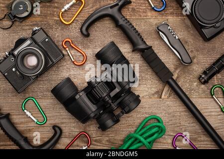 flat lay avec des jumelles pour les équipements de randonnée et des appareils photo sur une table en bois Banque D'Images