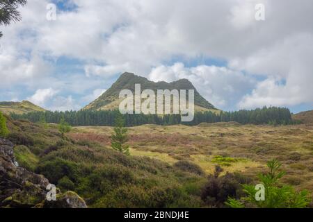 Double Hill sur les champs. L'île de Terceira aux Açores avec ciel bleu et nuages. Banque D'Images