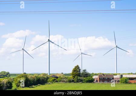 Éoliennes à énergie renouvelable bleu ciel vert Banque D'Images