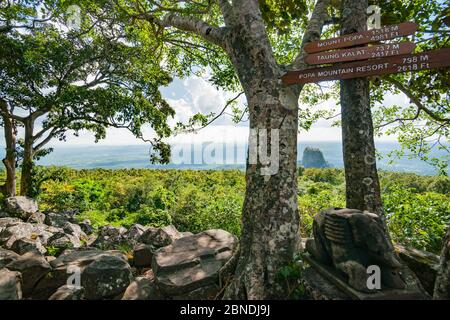 Le monastère bouddhiste et le complexe de temples de Taung Kalat dans la région de Mandalay, au Myanmar, sont construits sur un grand mont volcanique à travers des arbres avec des poteaux Banque D'Images