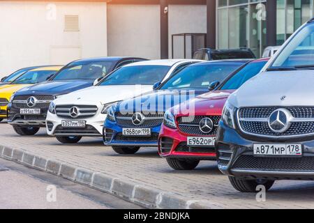 Mercedes-Benz de différentes classes et couleurs dans une rangée devant un concessionnaire. Russie, Saint-Pétersbourg. 13 mai 2020 Banque D'Images