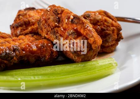 Assiette d'ailes de poulet de buffle désossées avec un côté de céleri Banque D'Images