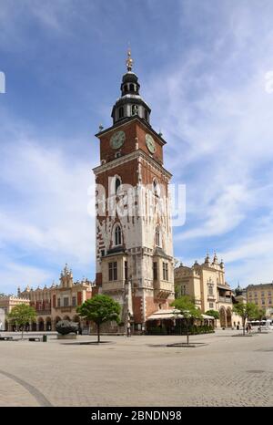 Cracovie. Cracovie. Pologne. Place du marché principal déserte. Tour de l'hôtel de ville (Wieza Ratuszowa). Banque D'Images