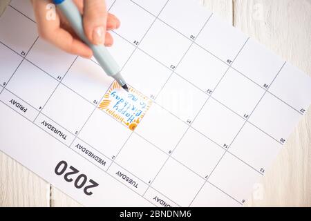 Vue rognée de la femme pointant avec un marqueur sur joyeux anniversaire à moi lettrage dans le calendrier à faire avec 2020 inscription sur fond en bois Banque D'Images