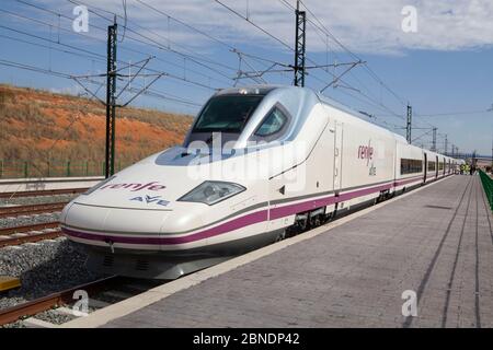 Train à grande vitesse modèle Talgo sur le réseau ferroviaire espagnol Banque D'Images