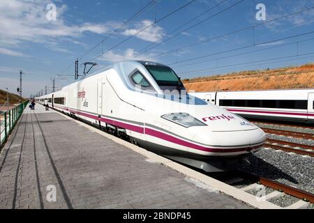 Train à grande vitesse modèle Talgo sur le réseau ferroviaire espagnol Banque D'Images