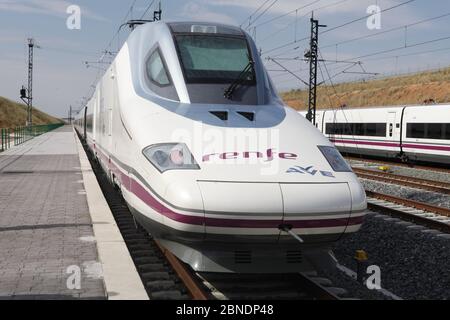 Train à grande vitesse modèle Talgo sur le réseau ferroviaire espagnol Banque D'Images