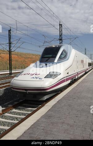 Train à grande vitesse modèle Talgo sur le réseau ferroviaire espagnol Banque D'Images