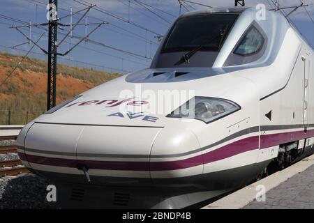 Train à grande vitesse modèle Talgo sur le réseau ferroviaire espagnol Banque D'Images