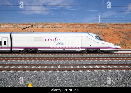 Train à grande vitesse modèle Talgo sur le réseau ferroviaire espagnol Banque D'Images