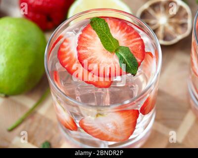 Sur la table est verre avec boisson, glace et fraises Banque D'Images