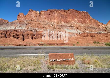 The Fluted Wall au parc national de Capitol Reef, Utah, États-Unis. Banque D'Images