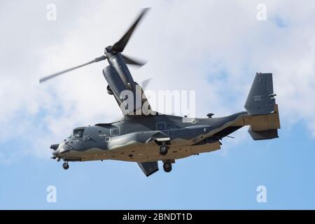 FAIRFORD / ROYAUME-UNI - 12 JUILLET 2018: United States Air Force USAF Boeing CV-22B Osprey 08-0050 convertiplane arrivée et atterrissage pour RIAT Royal Banque D'Images