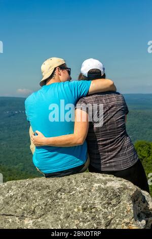 New Paltz, NY - 22 juin 2014 : jeune couple embrassant et profitant de la vue sur la vallée de l'Hudson sur un sommet de montagne dans le nord de l'État de New York. Banque D'Images