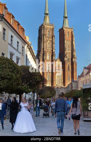 Mariée devant la cathédrale Saint-Jean-Baptiste, Ostrow Tumski, Wroclaw Banque D'Images