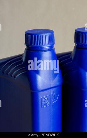 Deux bidons en plastique bleu pour lubrifiants sans étiquette, contenant pour produits chimiques.conteneurs en plastique de 1 litre. Gros plan. Mise au point sélective. Banque D'Images