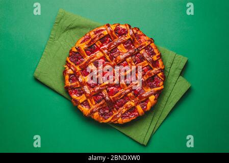 Vue de dessus avec une rhubarbe maison et une tarte aux fraises. Gâteau aux fruits avec une croûte de treillis sur fond vert au-dessus de la vue. Banque D'Images