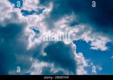Ciel bleu couvert de nuages noirs. Banque D'Images