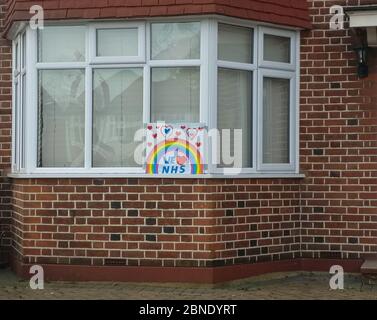 Londres, Royaume-Uni - 08 avril 2020 : arc-en-ciel dessiné à la main et affiche avec remerciement à NHS exposé à la maison à Lewisham, pendant le coronavirus c Banque D'Images