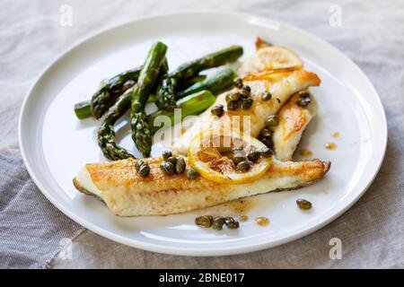 Sole au citron, sauce au beurre et aux câpres et asperges Banque D'Images