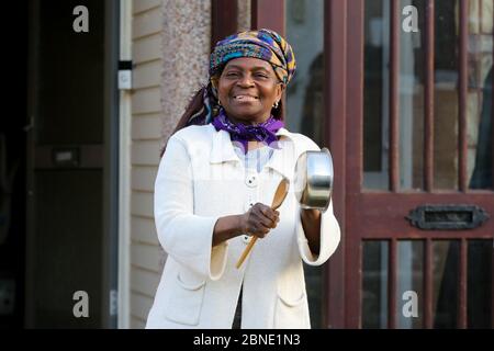 Londres, Royaume-Uni. 7 mai 2020. Une femme de Haringey, dans le nord de Londres, participe au Clap pour nos soignants en applaudissant le personnel du NHS, les soignants et les principaux travailleurs.la campagne a encouragé les gens de tout le Royaume-Uni à prendre part à une série d'applaudissements de leurs fenêtres, Portes et jardins à l'avant pour montrer leur appréciation pour les efforts du personnel du NHS, des soignants et des principaux travailleurs pendant la pandémie COVID-19. Crédit: Dinendra Haria/SOPA Images/ZUMA Wire/Alay Live News Banque D'Images