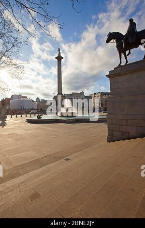 Colonne de Nelsons et statue du roi George IV, Trafalgar Square, Londres Banque D'Images