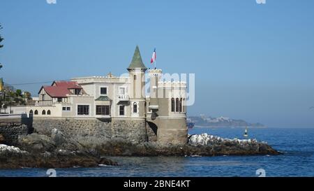 Château historique en face de la mer avec un drapeau chilien volant sur la tour. Château de Wulff à Viña del Mar au Chili Banque D'Images