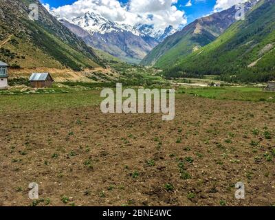 Le dernier village, la vallée de Spiti, Himachal Pradesh – le lieu est appelé Chitkul qui est le dernier village habitant sur la frontière Inde-Chine en Inde. Banque D'Images