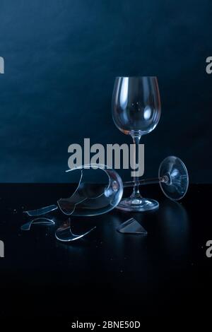 Verre de vin cassé sur fond noir. Banque D'Images