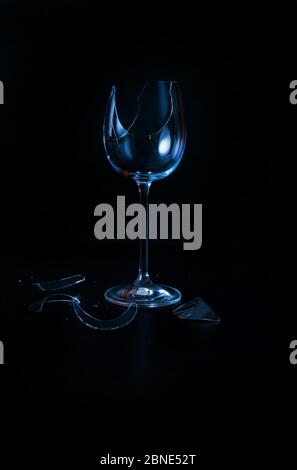 Verre de vin cassé sur fond noir. Banque D'Images