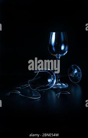 Verre de vin cassé sur fond noir. Banque D'Images