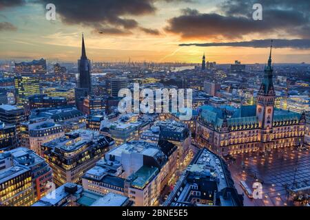 Vue panoramique sur Hambourg au crépuscule Banque D'Images
