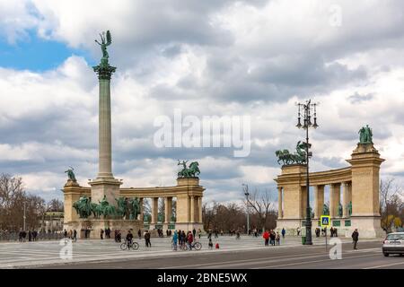 Budapest, Hongrie - 13 mars 2016 : place des héros - place principale à Budapest. Complexe de statues emblématique composé de dirigeants nationaux hongrois importants. Groupes de Banque D'Images