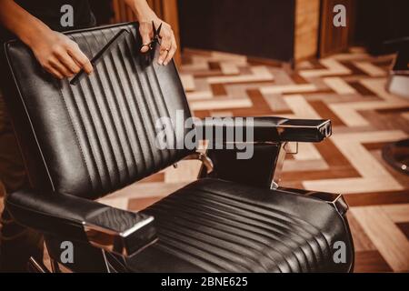 Fauteuil de barbershop. Salon de coiffure et salon de coiffure modernes, salon de coiffure pour hommes Banque D'Images