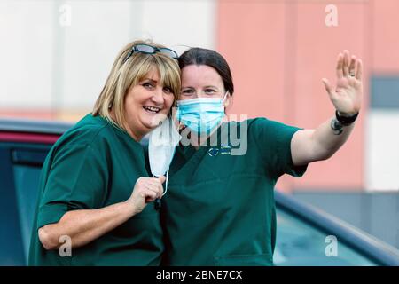 Newport, pays de Galles, Royaume-Uni. 14 mai 2020. Les travailleurs de la santé portant des masques chirurgicaux donnent une vague pendant le clap pour les soignants et les travailleurs de première ligne du NHS à l'hôpital Royal Gwent de Newport, pays de Galles, Royaume-Uni. Credit: Tracey Paddison/Alay Live News Banque D'Images