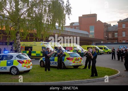 Clap pour les soignants à l'hôpital Royal Infirmary de Leicester. #clapforourcarers applaudisse pour les travailleurs du NHS pendant la pandémie de coronavirus Covid-19 Banque D'Images