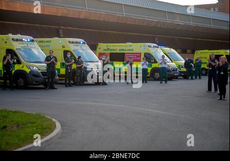 Clap pour les soignants à l'hôpital Royal Infirmary de Leicester. #clapforourcarers applaudisse pour les travailleurs du NHS pendant la pandémie de coronavirus Covid-19 Banque D'Images