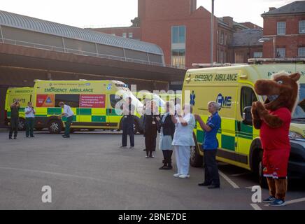 Clap pour les soignants à l'hôpital Royal Infirmary de Leicester. #clapforourcarers applaudisse pour les travailleurs du NHS pendant la pandémie de coronavirus Covid-19 Banque D'Images