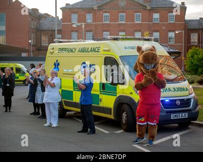 Clap pour les soignants à l'hôpital Royal Infirmary de Leicester. #clapforourcarers applaudisse pour les travailleurs du NHS pendant la pandémie de coronavirus Covid-19 Banque D'Images